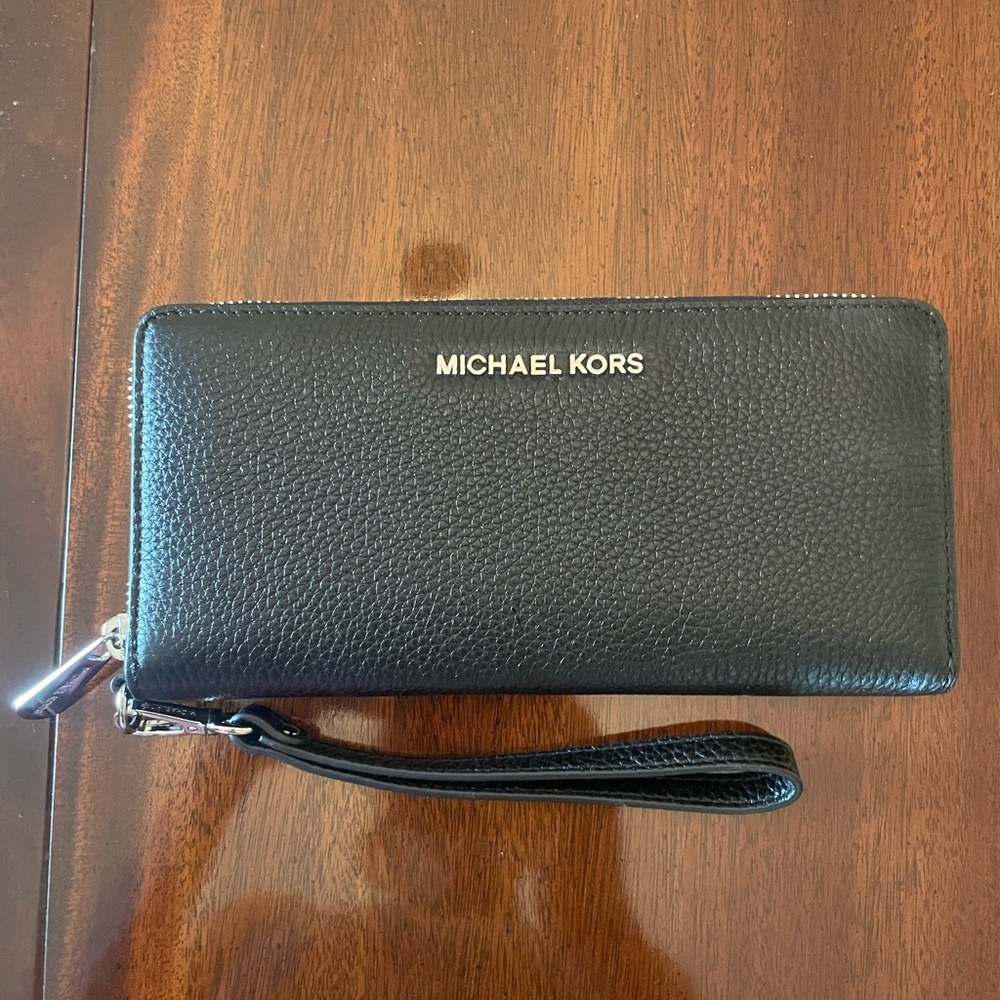 Michael Kors Large Continental Wallet Wristlet
Black (NWT)